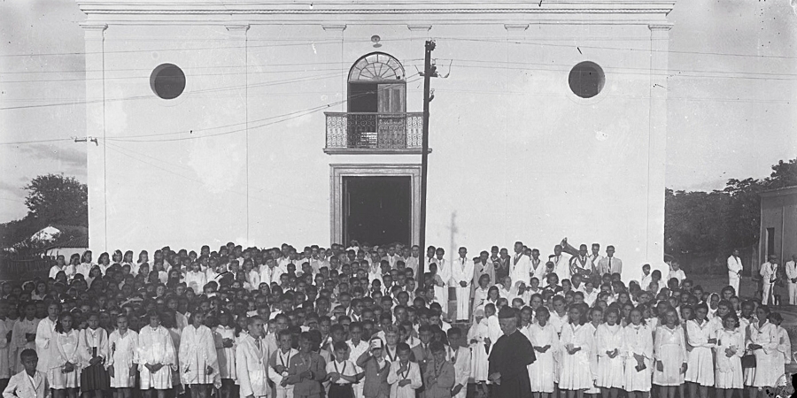 Evento paroquial registrado no adro da Igreja de Nossa Senhora do Rosário. Abílio Monteiro.